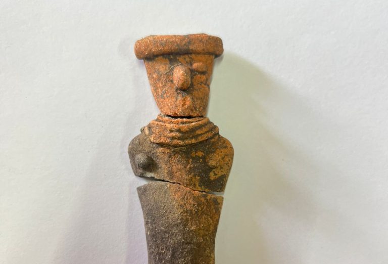 Encuentran antigua estatuilla con forma de sacerdote