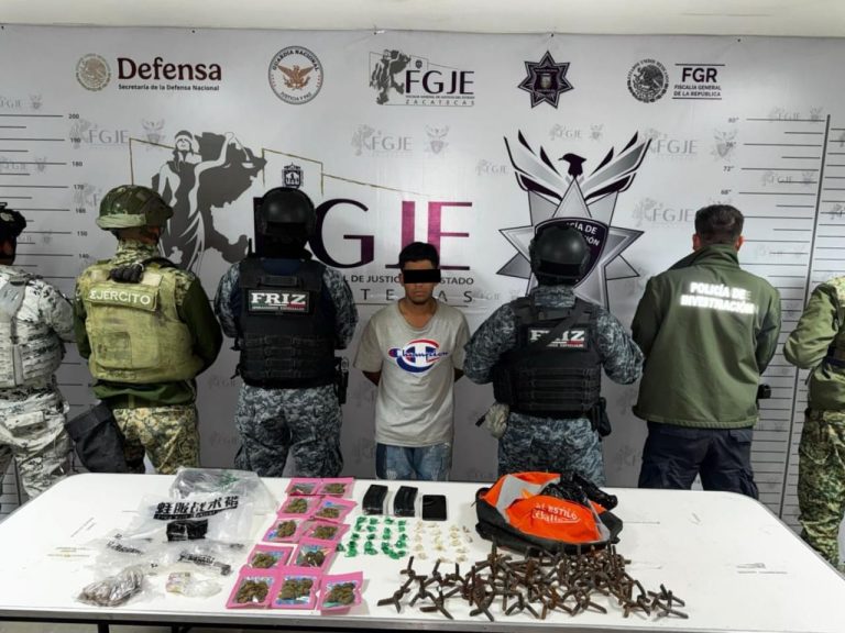 Detienen a hombre en Pinos; aseguran droga, detonadores y cargadores