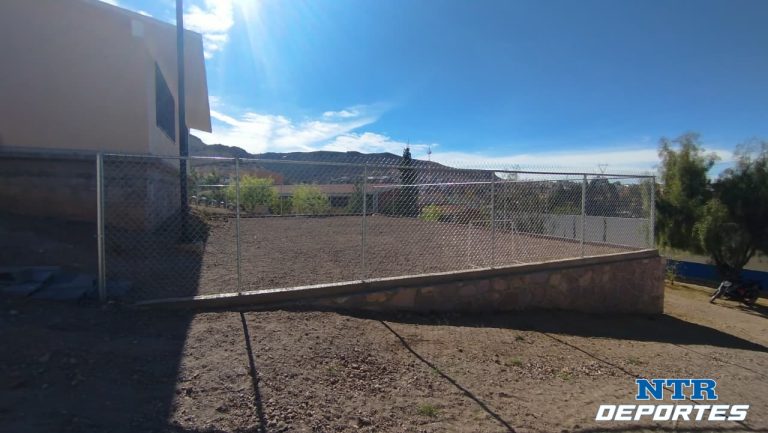 Inauguran cancha de futbolito en jardín de niños