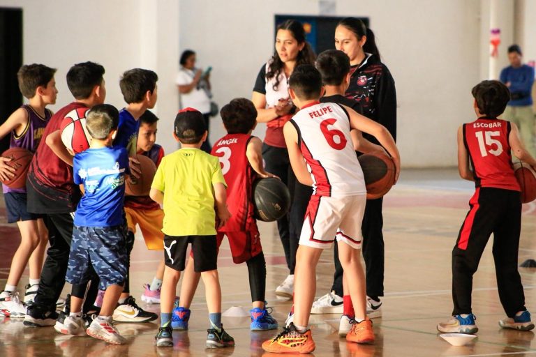 Mineras comparte experiencia en clínica de basquetbol