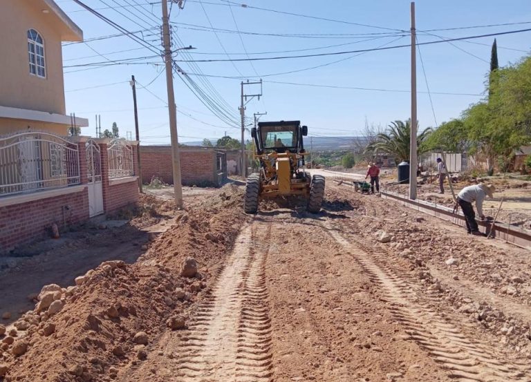 Pavimentan calles en Villanueva