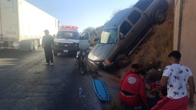 Se desbarranca camioneta en Río Grande