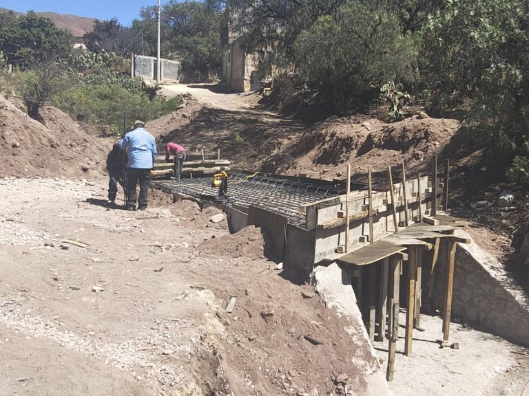 Tras 15 años, construyen tres puentes en Pinos