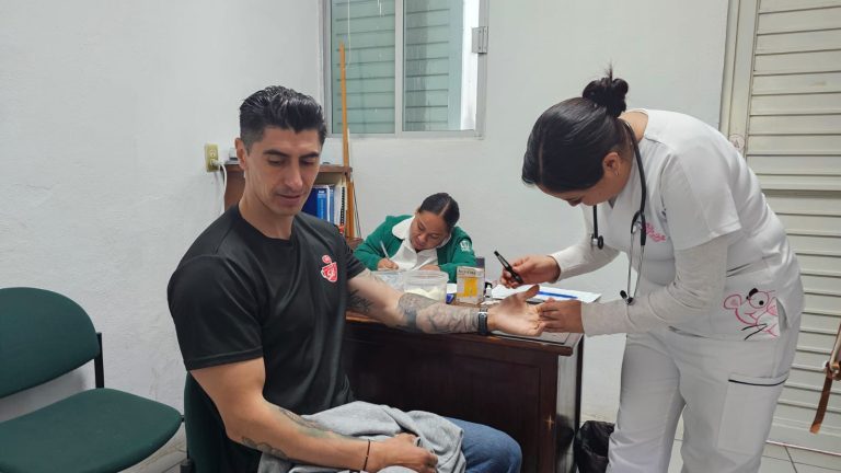 Vacunan a trabajadores del DIF capitalino