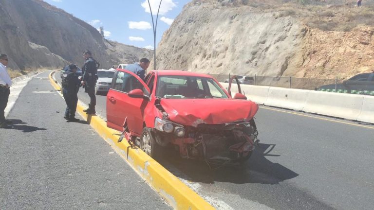 Choca auto con barrera de contención en vialidad Manuel Felguérez