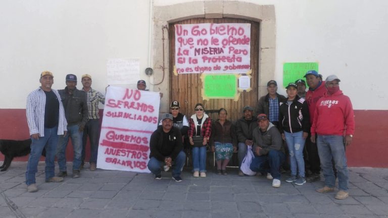 Sigue toma por pago atrasado en Villa González
