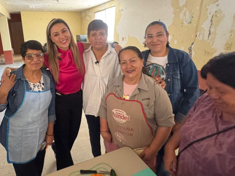 Imparte Secretaría de las Mujeres taller de chiles encurtidos