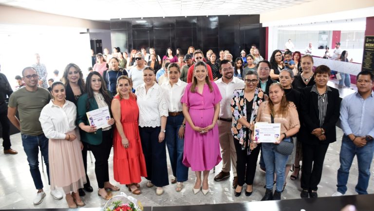 Entregan 30 apoyos a mujeres emprendedoras