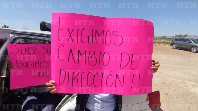 Bloquean prepa; exigen destituir directora