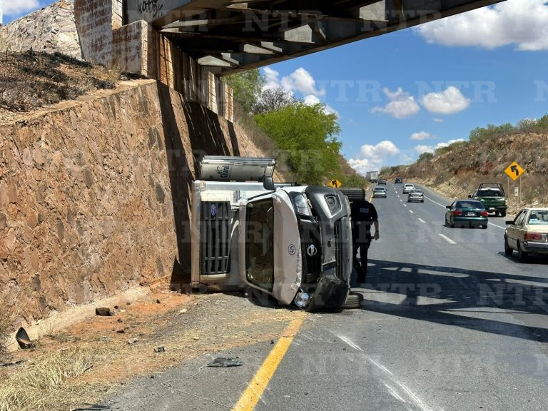 Vuelca camioneta con caja refrigerada