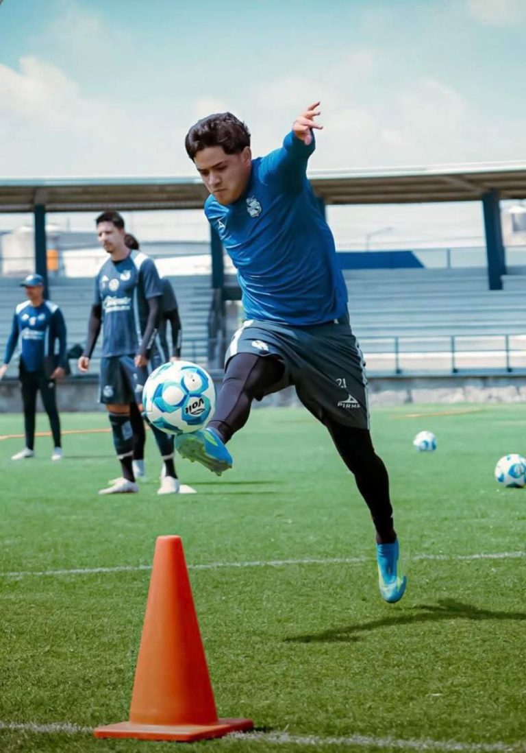 Owen González suma minutos con Puebla