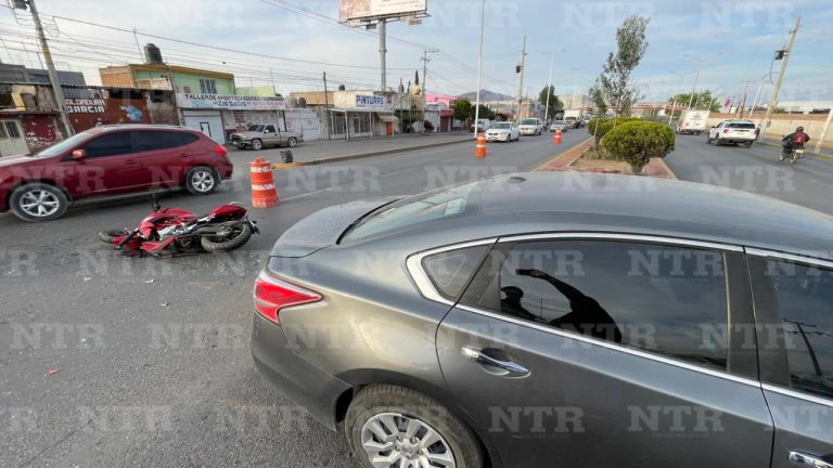 Choque entre un auto y una moto deja un lesionado