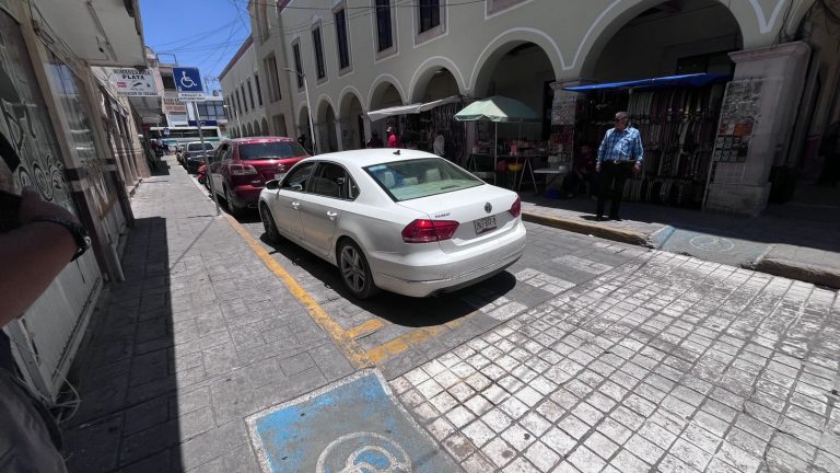 Denuncian a conductora por estacionarse en lugar de discapacitados