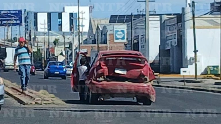 Choca a vehículo y huye del lugar