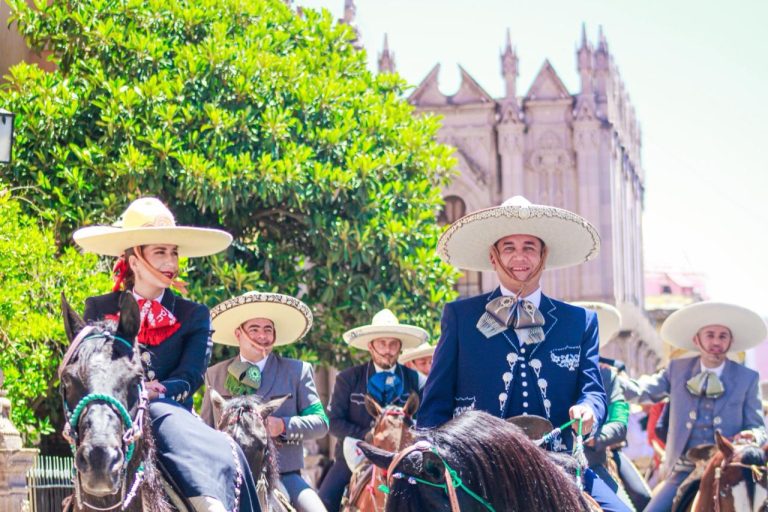 Participa Carlos Puente en cabalgata de Sábado de Gloria
