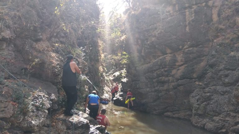 Rescatan a dos del fondo de un barranco en Jalpa