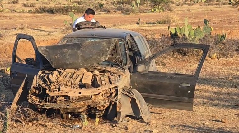 Muere hombre en volcadura; su acompañante resulta herido