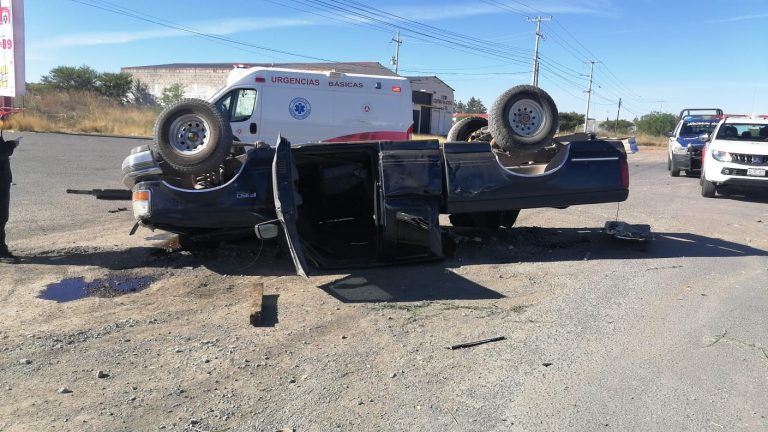 Chocan dos camionetas, una termina volcada; no hay heridos