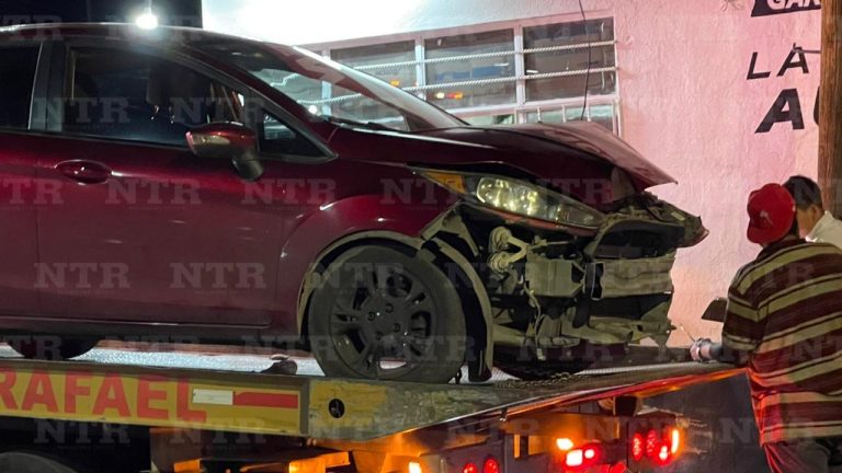 Pierde control del volante y choca contra fachada