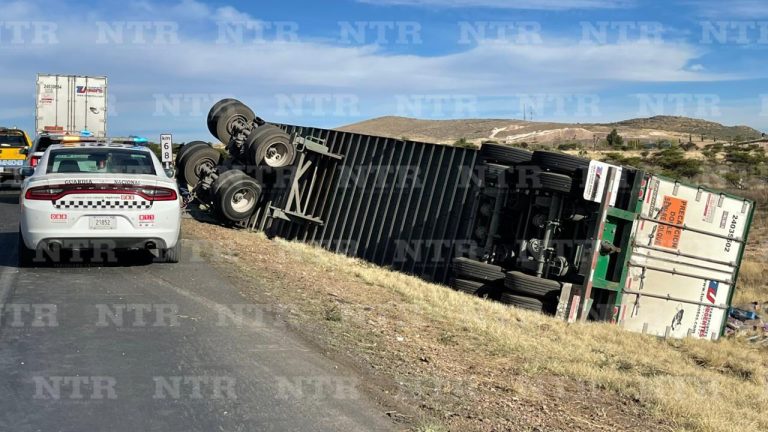 Vuelca tráiler en la 45; rapiñan carga del semirremolque