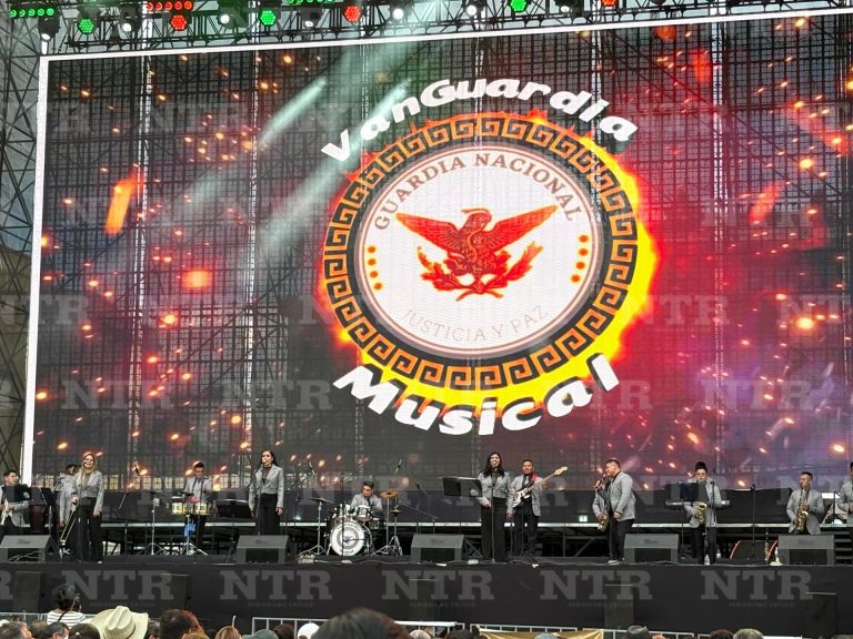 Disfrutan al ritmo de la música de la Guardia Nacional