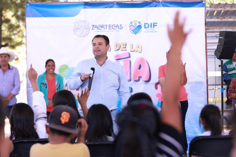 Festejan a niñas y niños de las comunidades