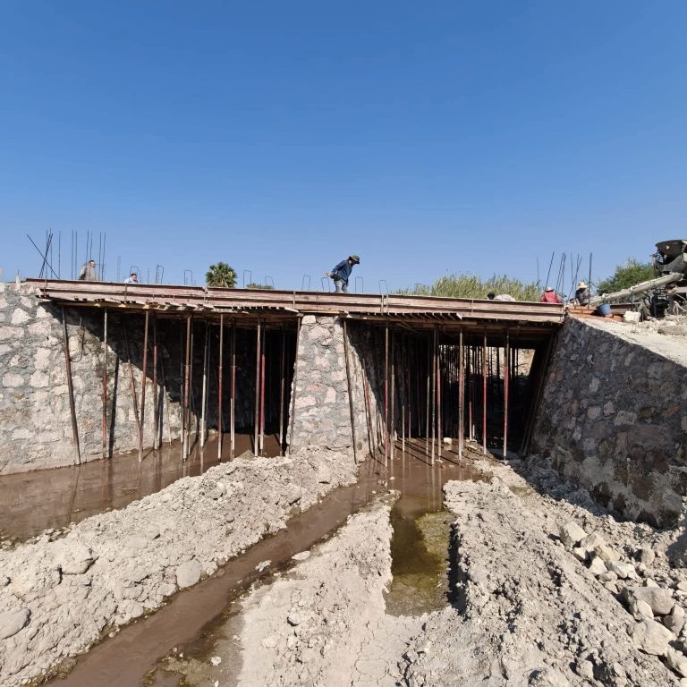 Construyen puente sobre arroyo del Xaloco