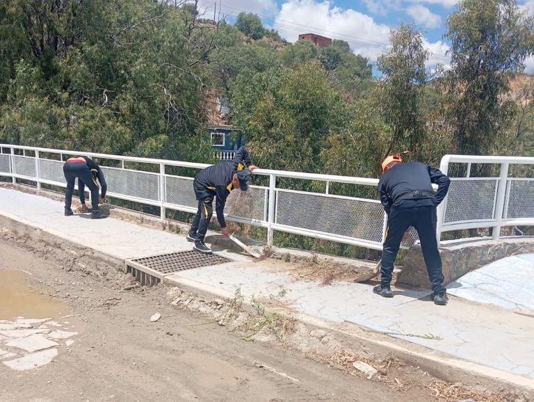 Limpian policías el Parque Hundido, en Vetagrande