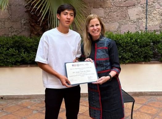 Sergio Moya recibe reconocimiento consular