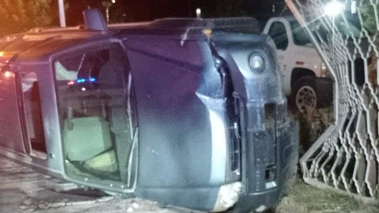 Vuelca joven de 19 años en colonia Electricistas