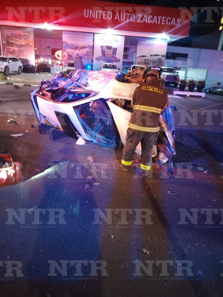 Vuelcan dos autos tras choque; hubo varios lesionados