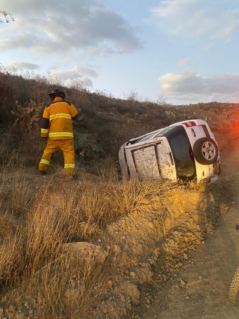 Dos jóvenes resultan lesionados en aparatosa volcadura
