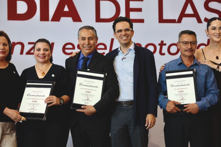 Reconocen a docentes zacatecanos