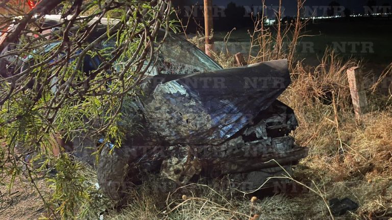Choque entre auto y camioneta deja tres lesionados