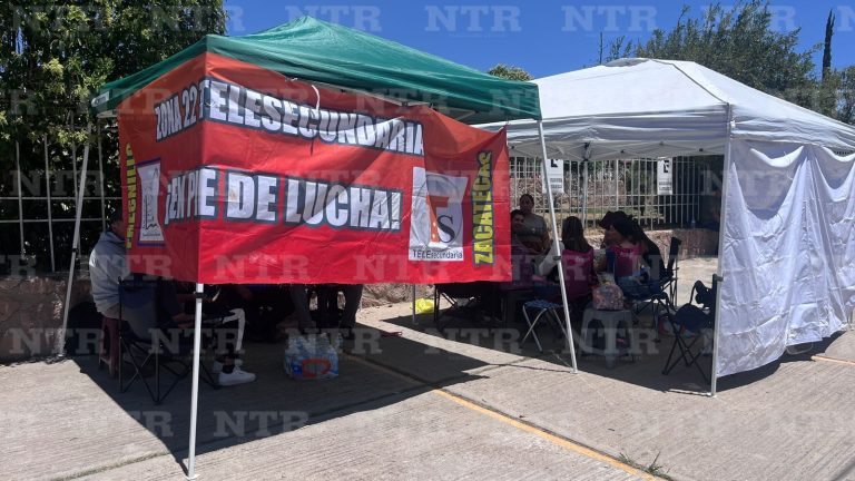 Maestros de telesecundaria toman oficinas de gobierno y educación