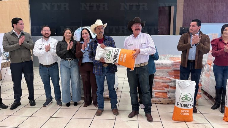 Entregan apoyos a 100 campesinos