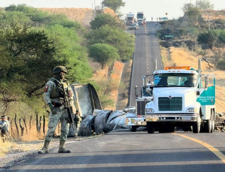 Ataque armado deja dos muertos y bloqueos carreteros en sur de Zacatecas
