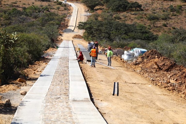 Avanzan con 5 km caminos artesanales en el Mezquital