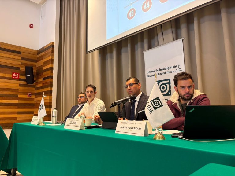 Participa fiscal en Seminario del CIDE