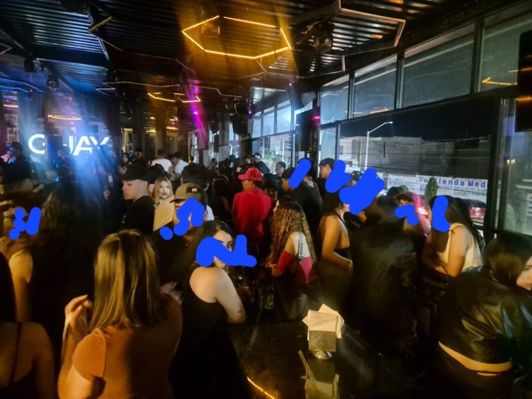 Clausuran y multan bar; hallan menores bebiendo