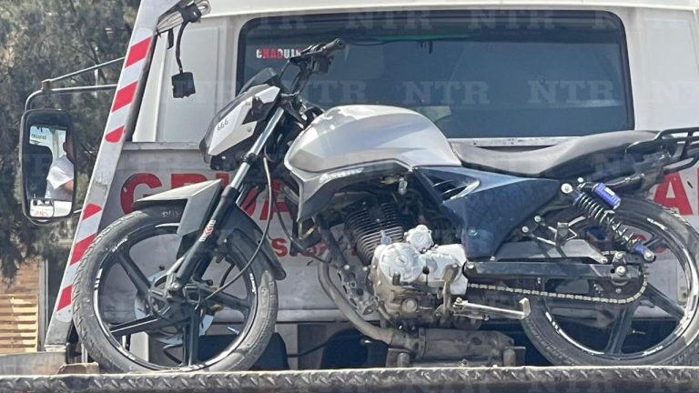 Cae de su motocicleta tras ser empujado por un vehículo