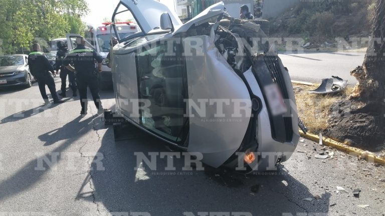 Vuelca automóvil en calzada García Salinas