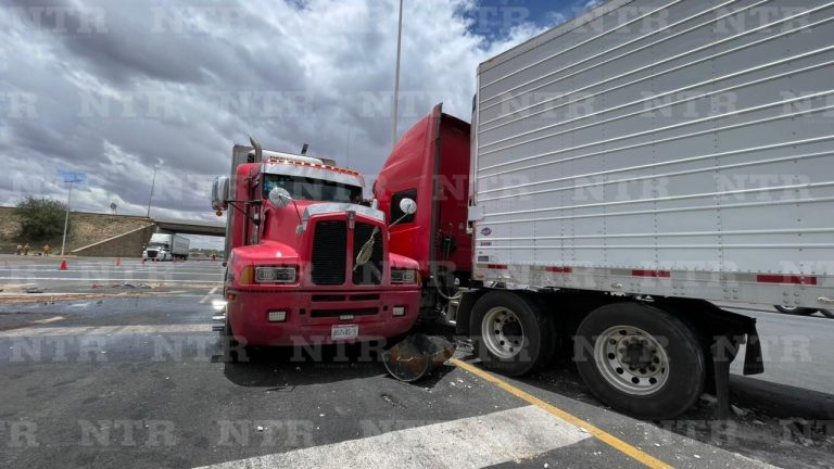 Chocan tractocamiones cerca de caseta Morfín Chávez