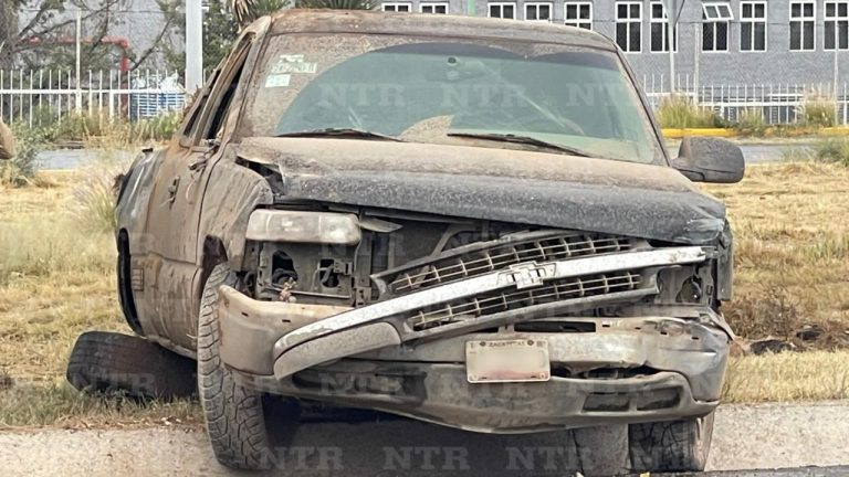 Derrapa camioneta y vuelca rumbo a Plateros