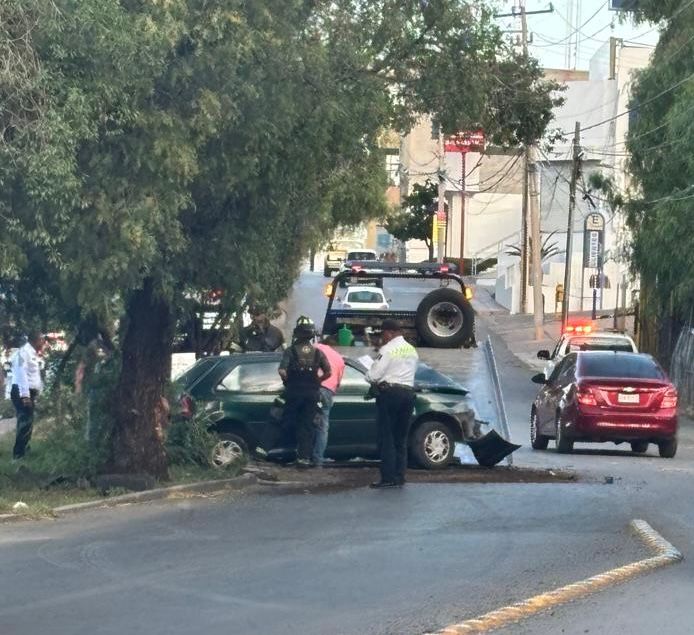 Se impacta auto con árbol y provoca choque múltiple