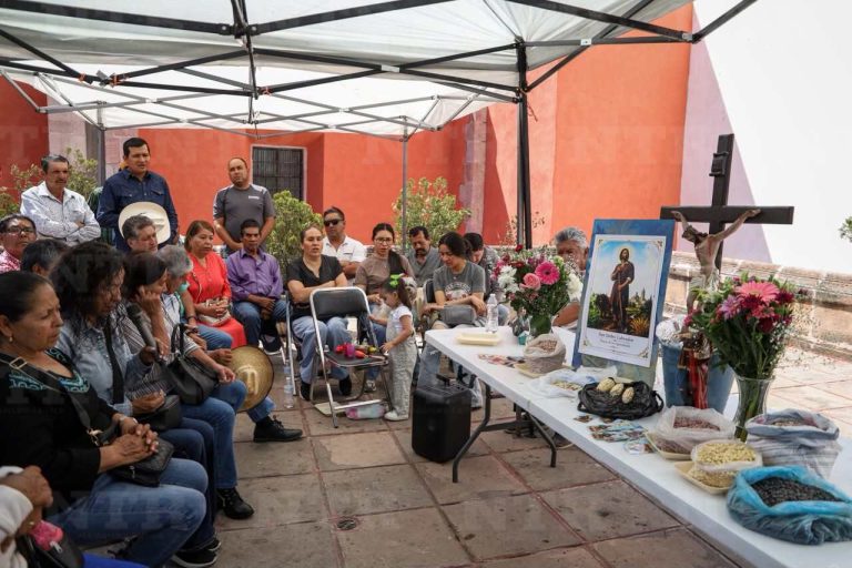 Conmemoran Día del Agricultor en medio de protesta