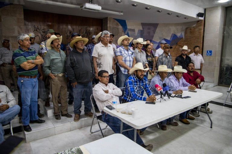 Llaman productores a mesa de diálogo
