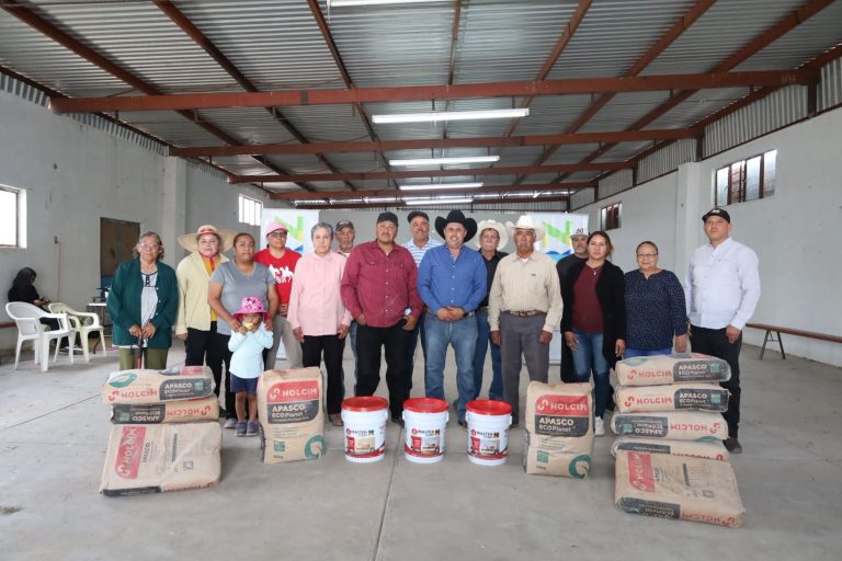 Entrega Rodrigo Ureño material de construcción en La Ermita