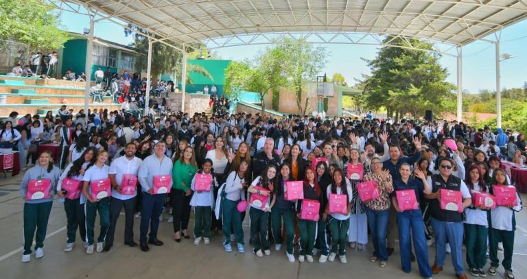 Entregan 500 kits menstruales en Cobaez plantel 1