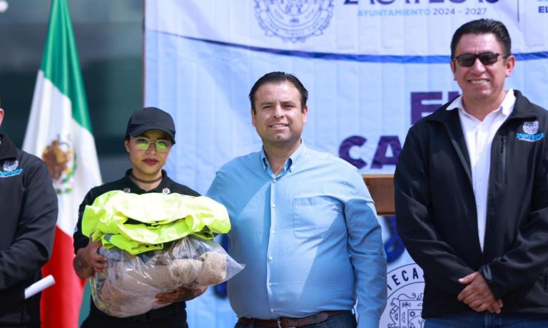 Entregan equipo de combate a bomberos
